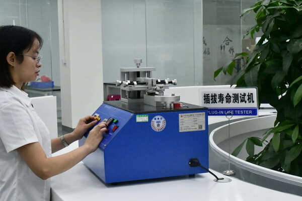 Insertion and extraction life test of pogo pin